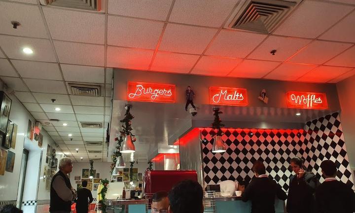 Cruise-In American Diner