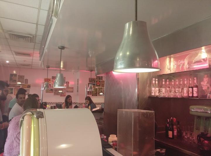 Cruise-In American Diner