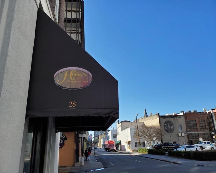 Henry's Restaurant & Bar