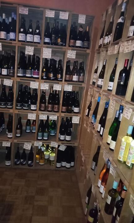 Weinberg, Weinhandlung und Weinbar