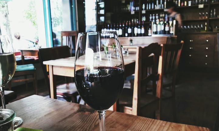 Weinberg, Weinhandlung und Weinbar