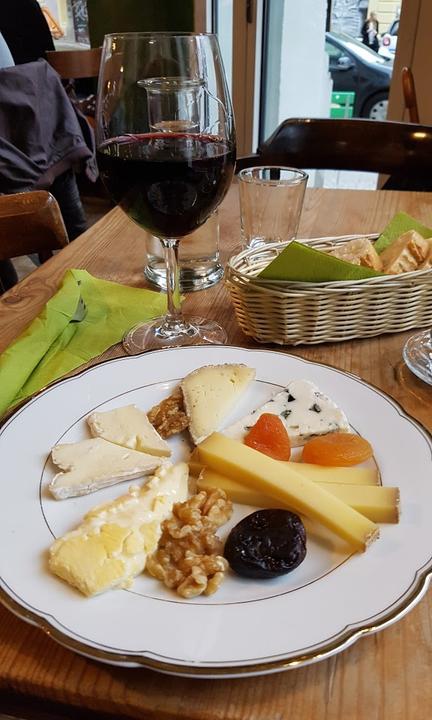 Weinberg, Weinhandlung und Weinbar
