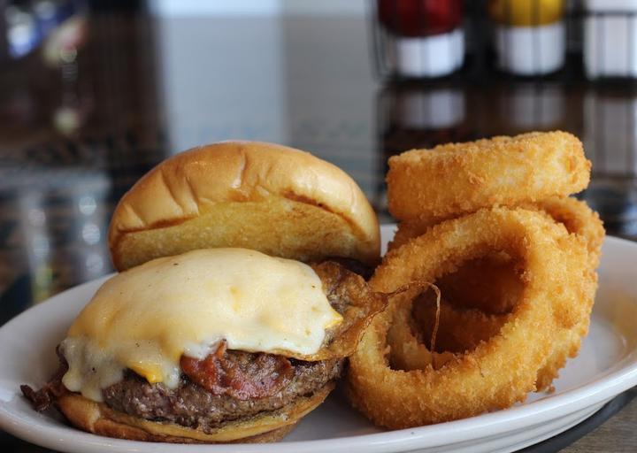 Brooks Burger & Pizza