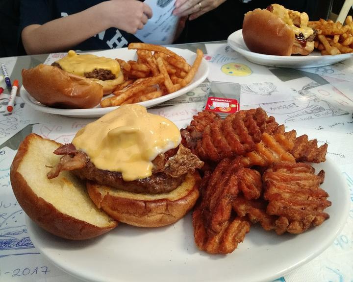 Brooks Burger & Pizza