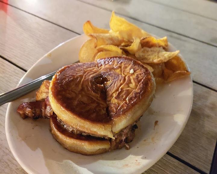 Brooks Burger & Pizza