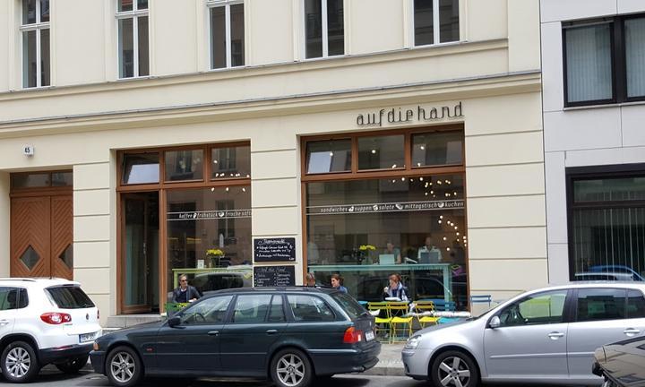 Auf die Hand